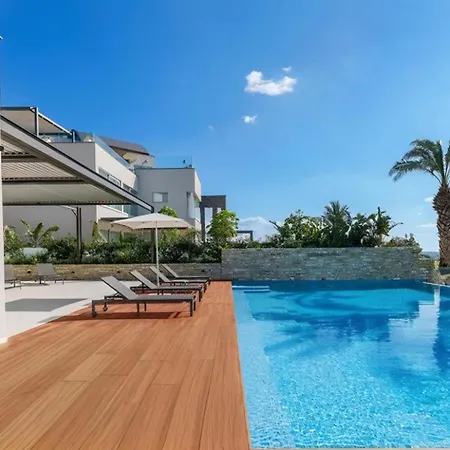 Beachfront Luxury Glory *